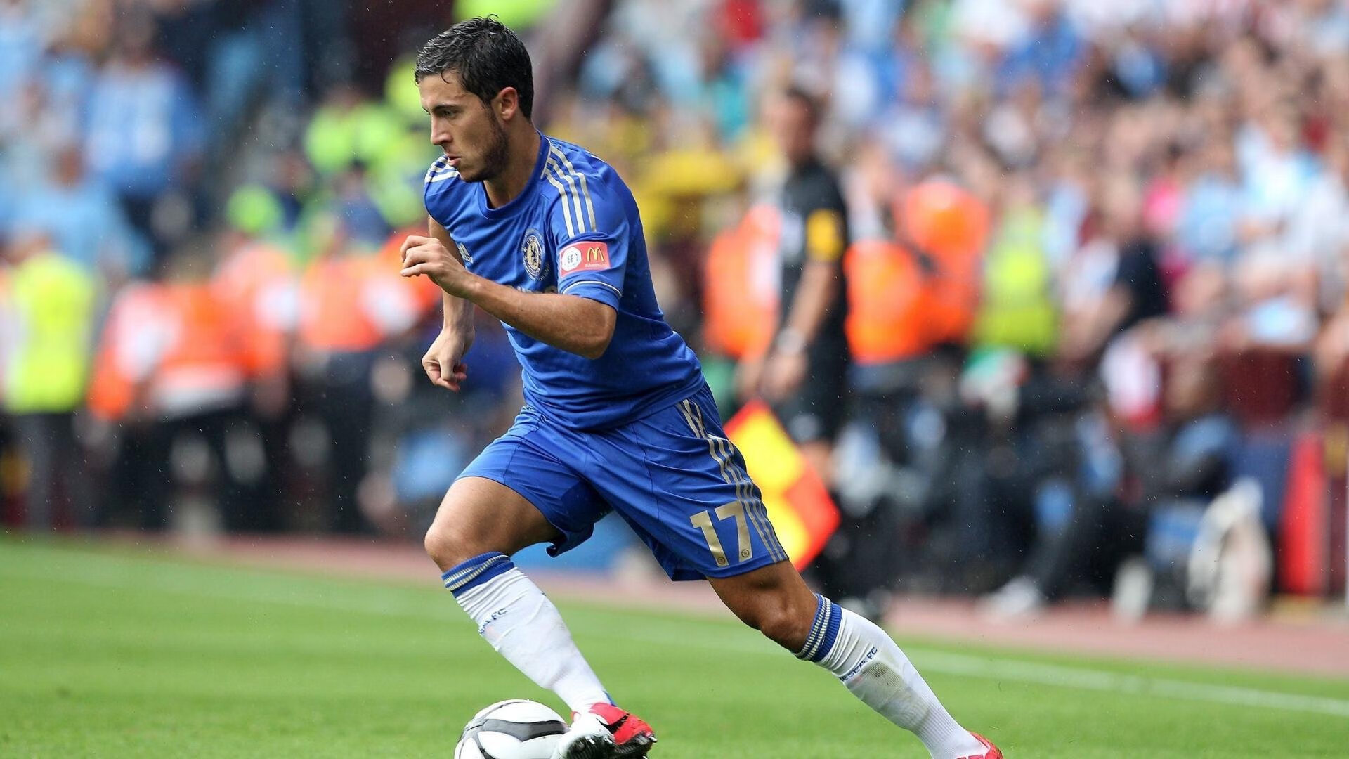 “高新体育中心羽毛球：赛事进程紧张刺激，决赛悬念重重”