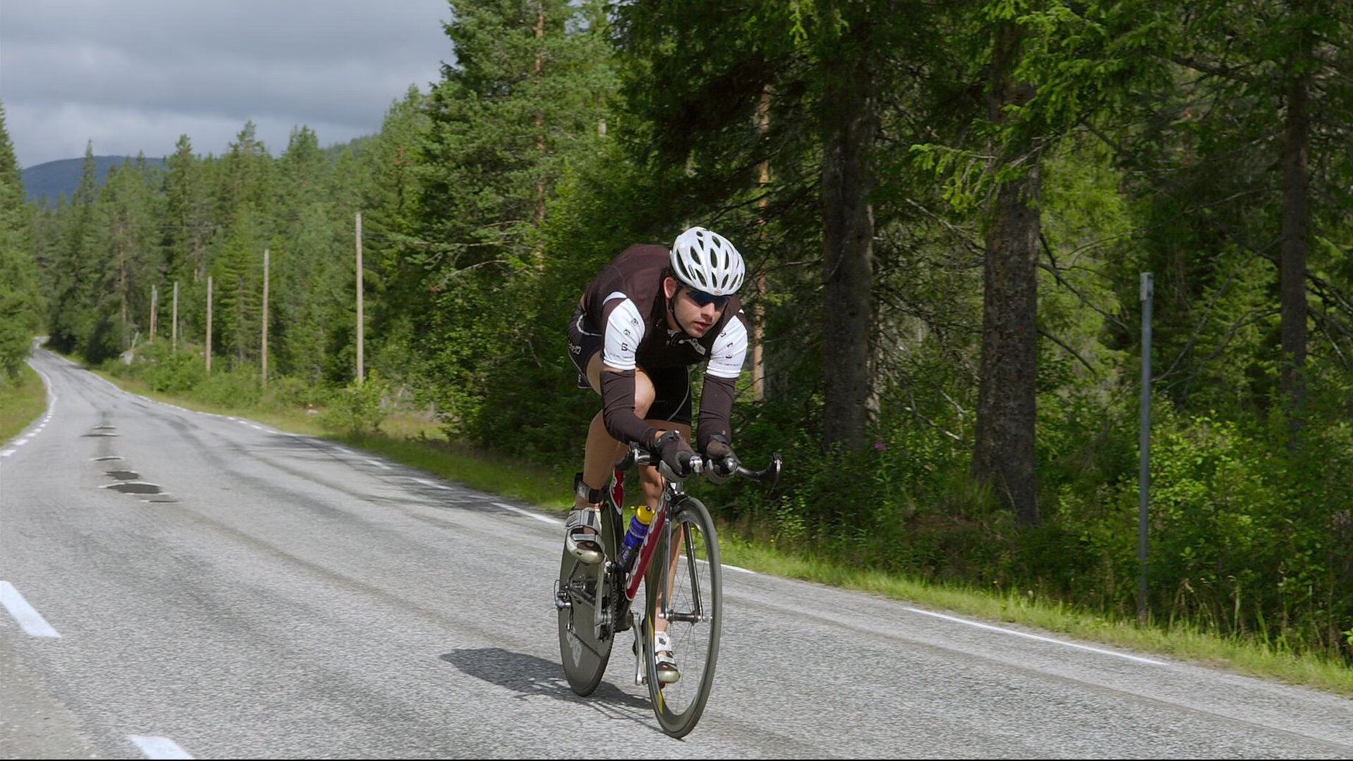 中国足球国家队总结战术失误案例强化应对策略，足球重大失误